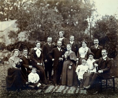 Gruppo di nozze, Trowbridge, Wiltshire, Inghilterra, c.1900 da English Photographer